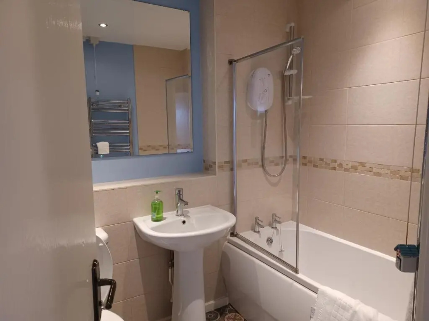 Huku Kwetu - The Maltings Red Door- 2nd Floor-1 Large Bedroom Apartment -Self Catering-Quiet- Free Parking