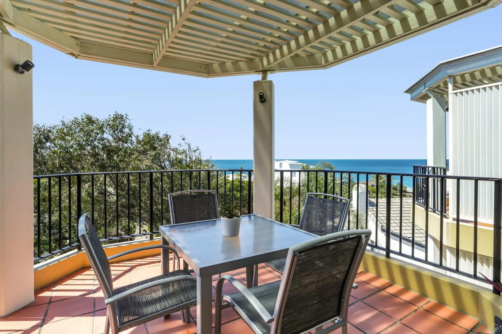 Cosy apartment with ocean views, Sunshine Beach