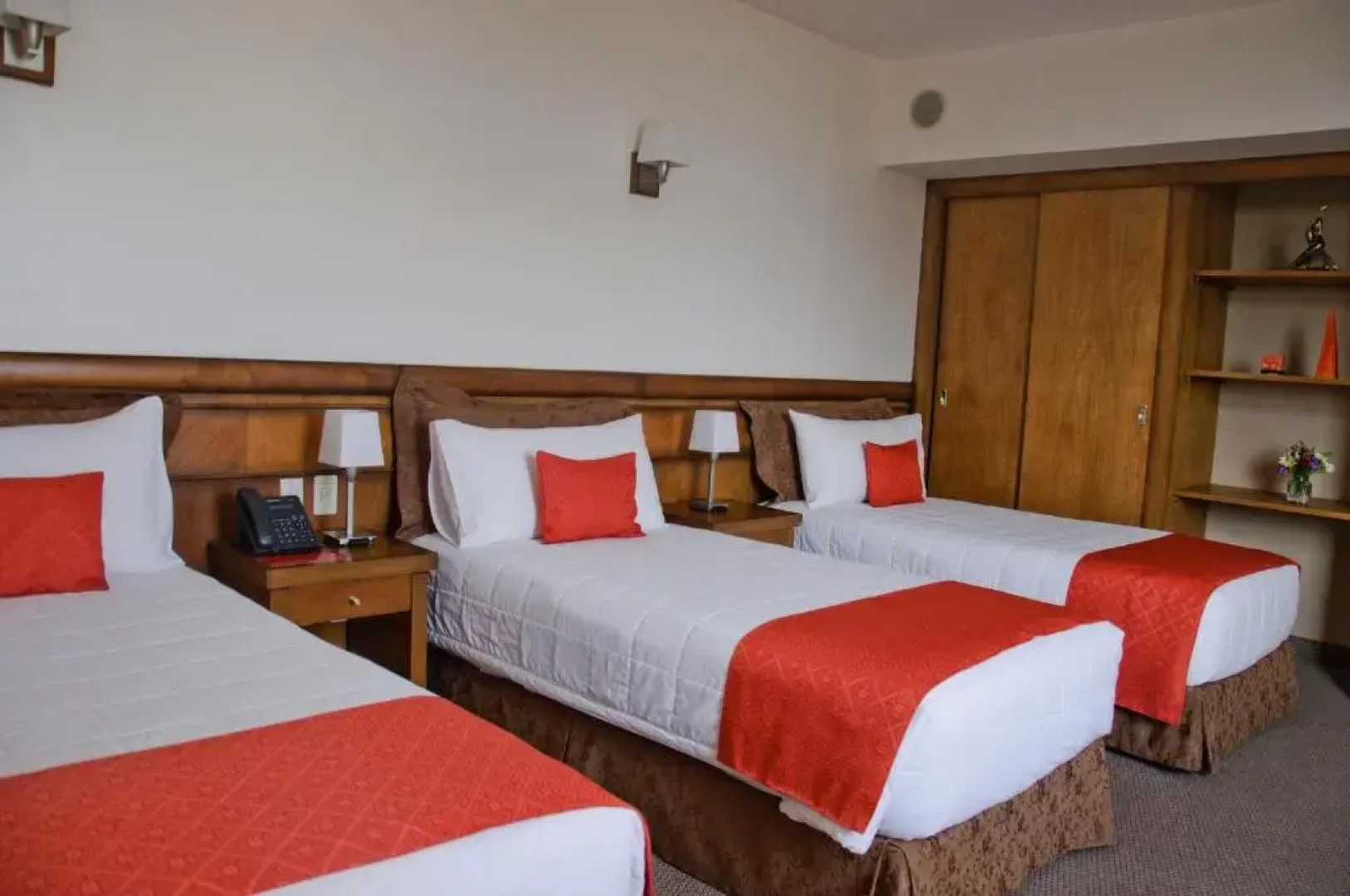 De la Trinidad Hotel