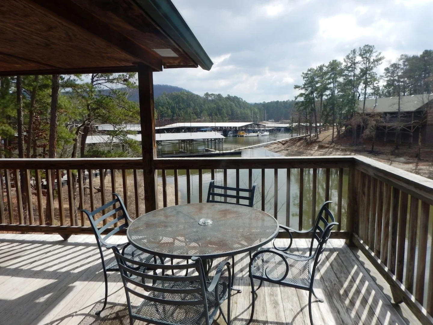 Luxury, loft, log-sided two bedroom Harbor North cottage on Lake Ouachita. by RedAwning