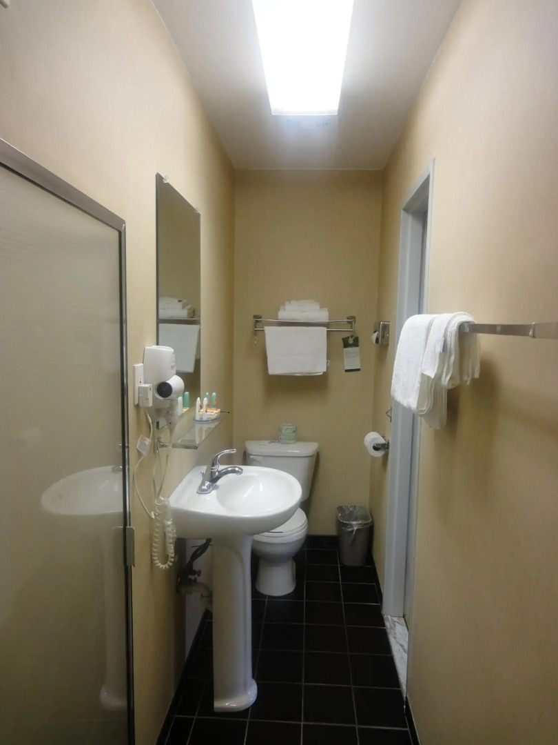 Rodeway Inn Macarthur Airport