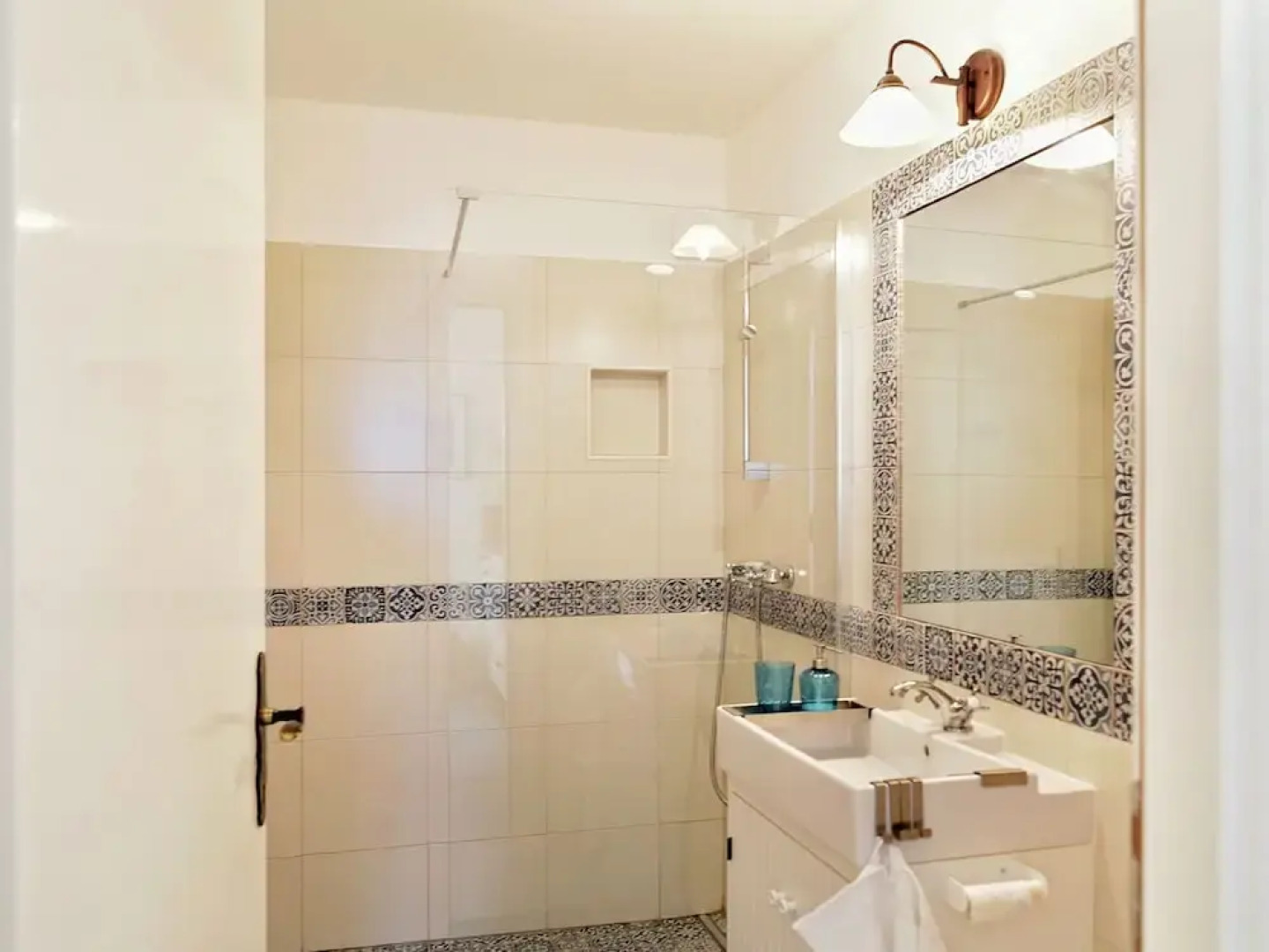 Delightfully Decorated Apartment with Sea View near Beach