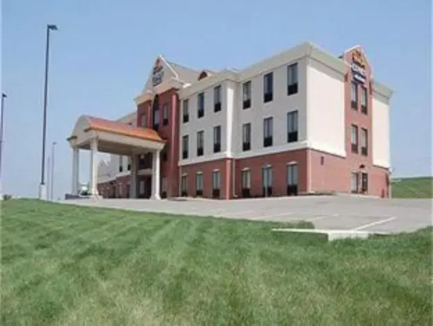 Holiday Inn Express Hotel & Suites Concordia US81