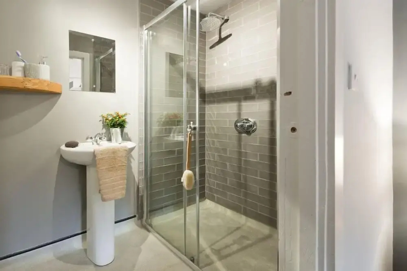 The elbowroom escape