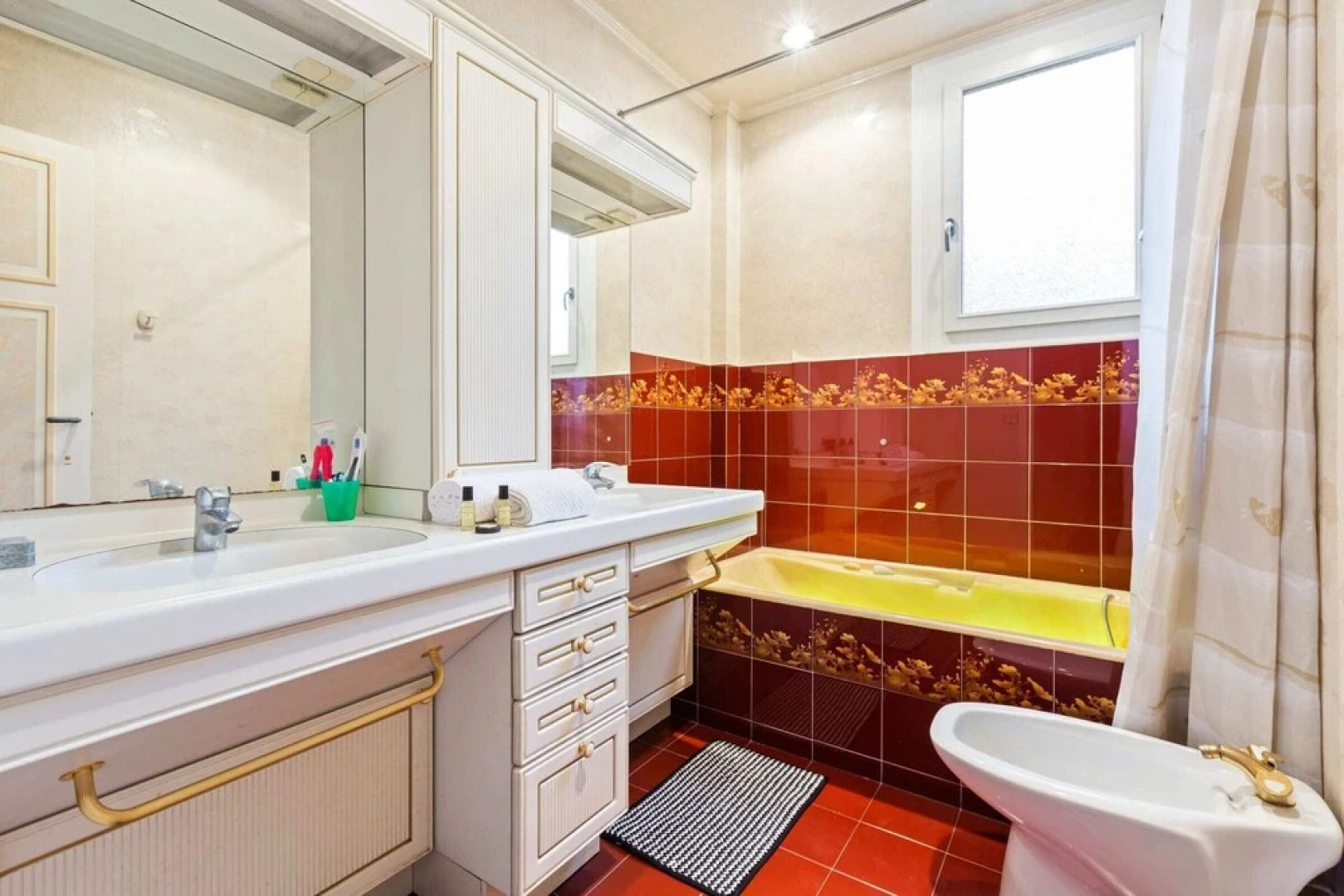 Red and Rustic Home Near Bois de Vincennes for 7 pax