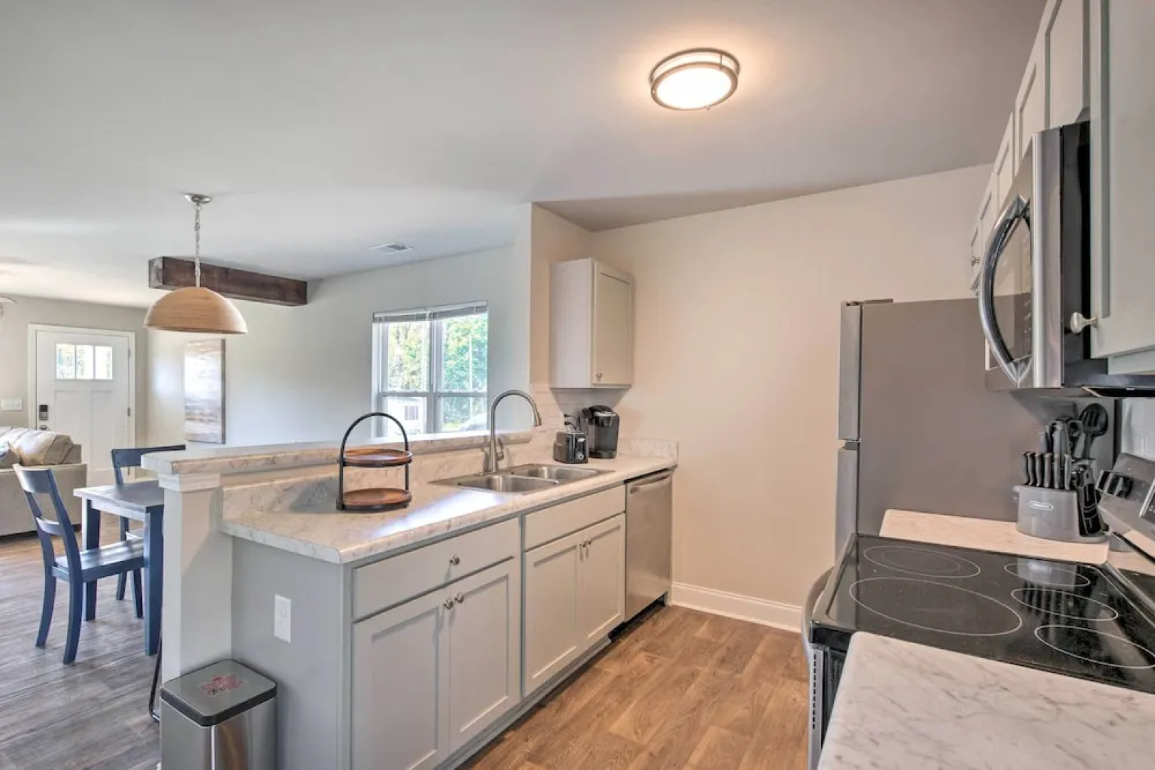 Greer Getaway w/ Smart TV ~ 1 Mi to Dtwn!