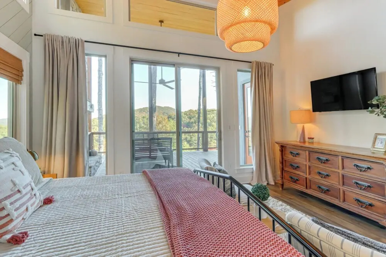 Modern Mtn Cabin w/ Deck & Views in Blue Ridge!