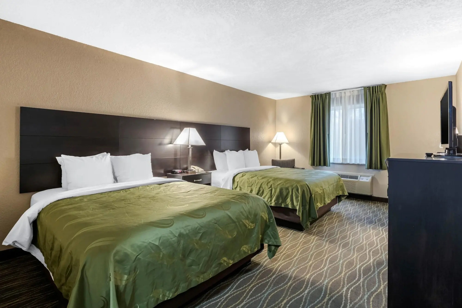 Quality Inn & Suites Des Moines - Merle Hay Road