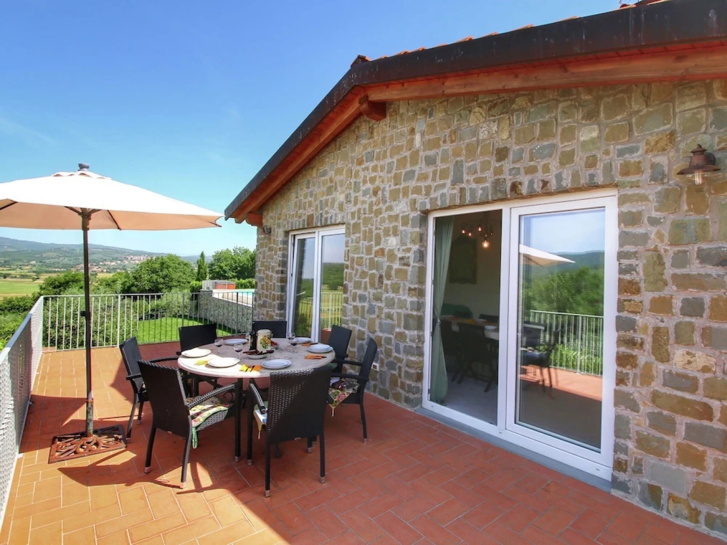 Luxurious Villa in Monte San Savino with Jacuzzi