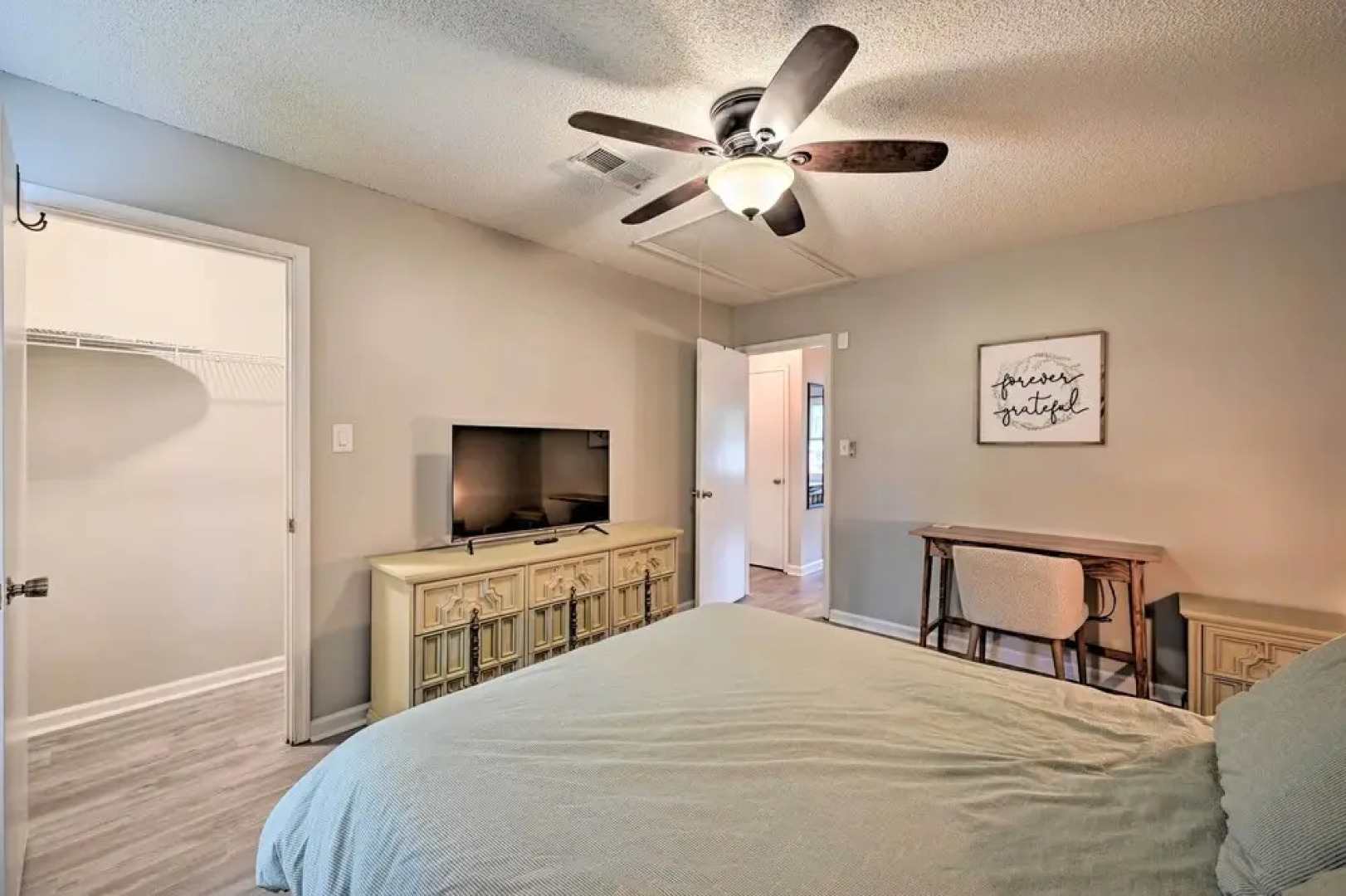 Lovely High Point Abode ~ 2 Mi to University!