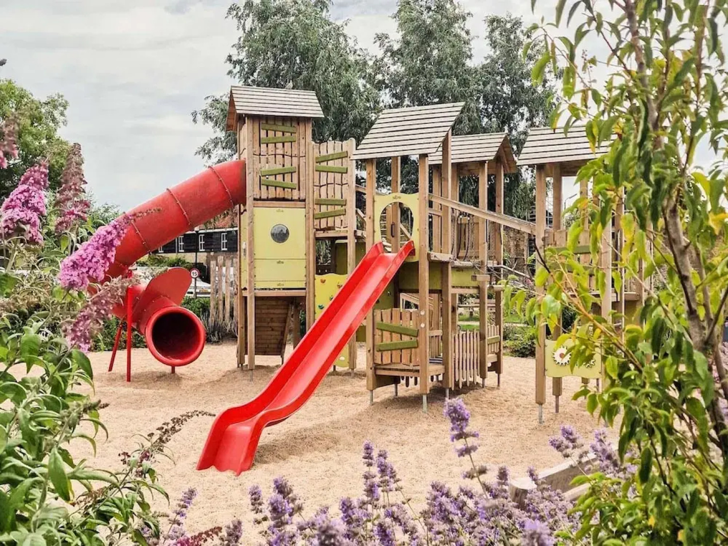 Chalet in a Holiday Park, 18 km. From Rotterdam