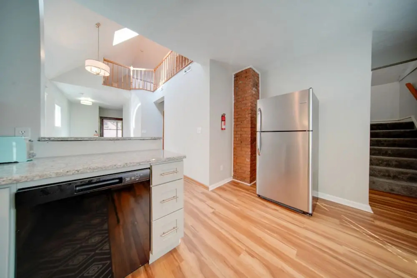 < 3 Mi to Dtwn: Cleveland Apt w/ Deck & Wet Bar