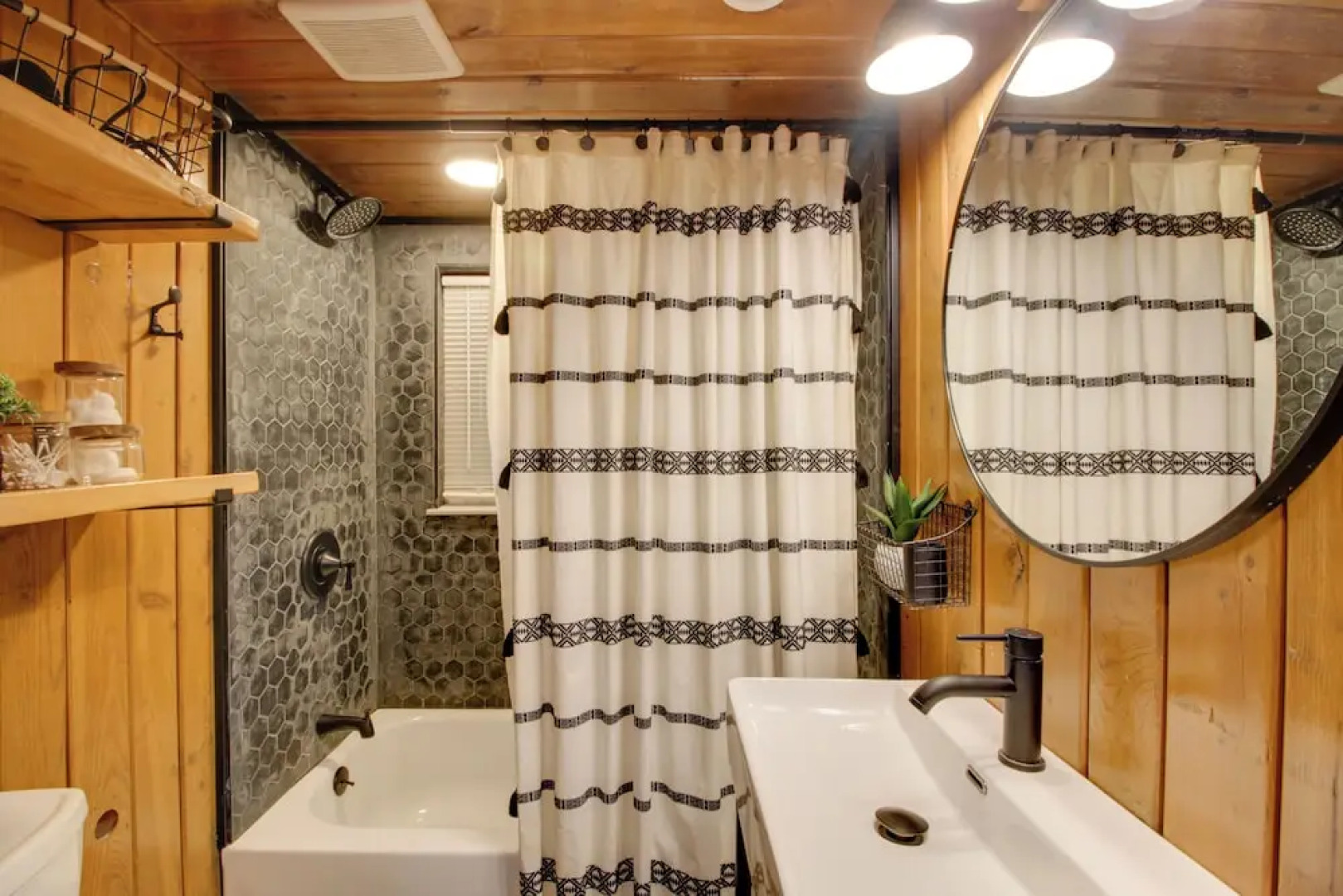 1 Mi to Beach & Lake: Breezy Point Cabin w/ Yard!