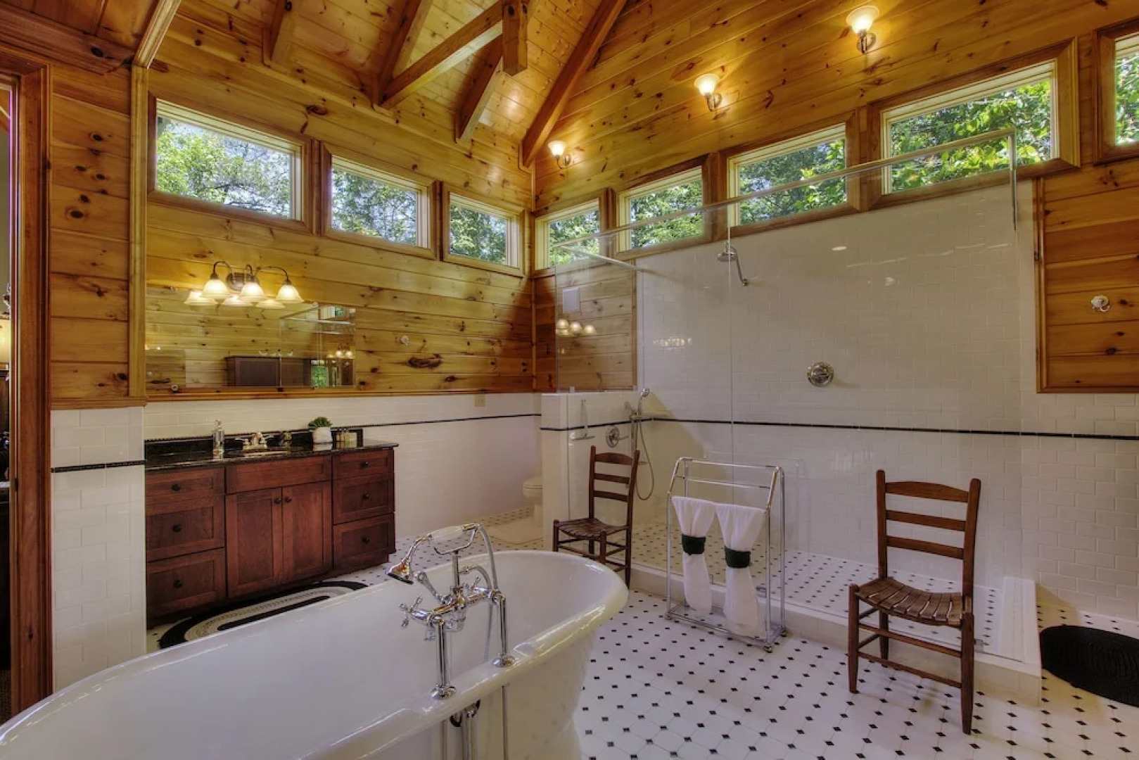 Birds Creek Mansion 650 - Six Bedroom Cabin