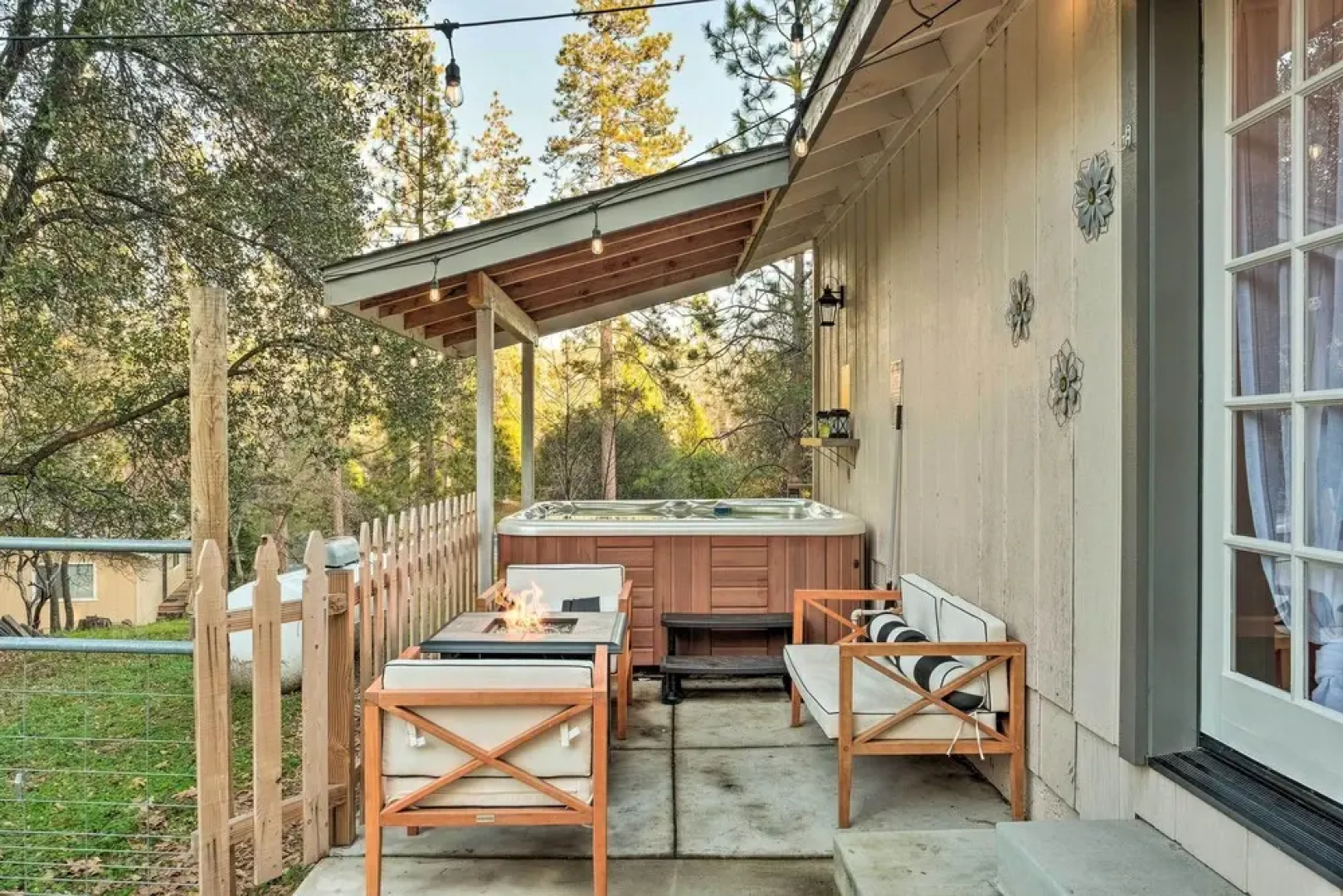 Lakeside Groveland Home w/ Hot Tub, Near Yosemite