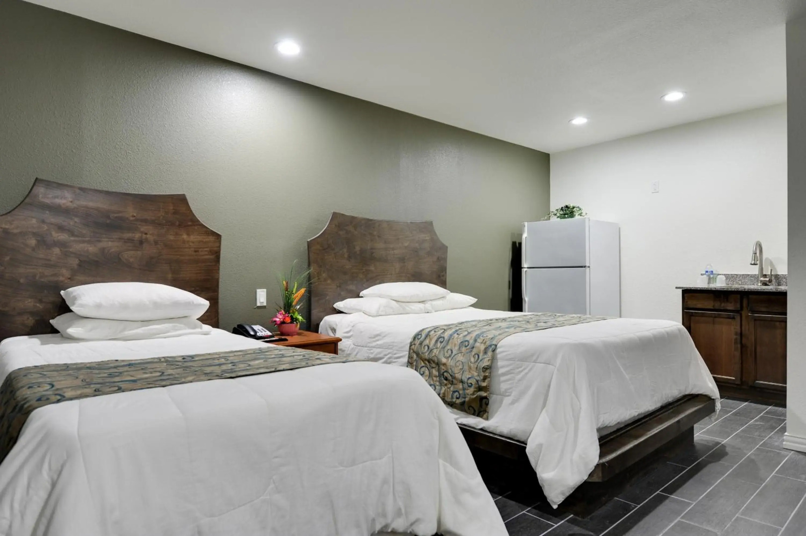 Romantic Inn & Suites