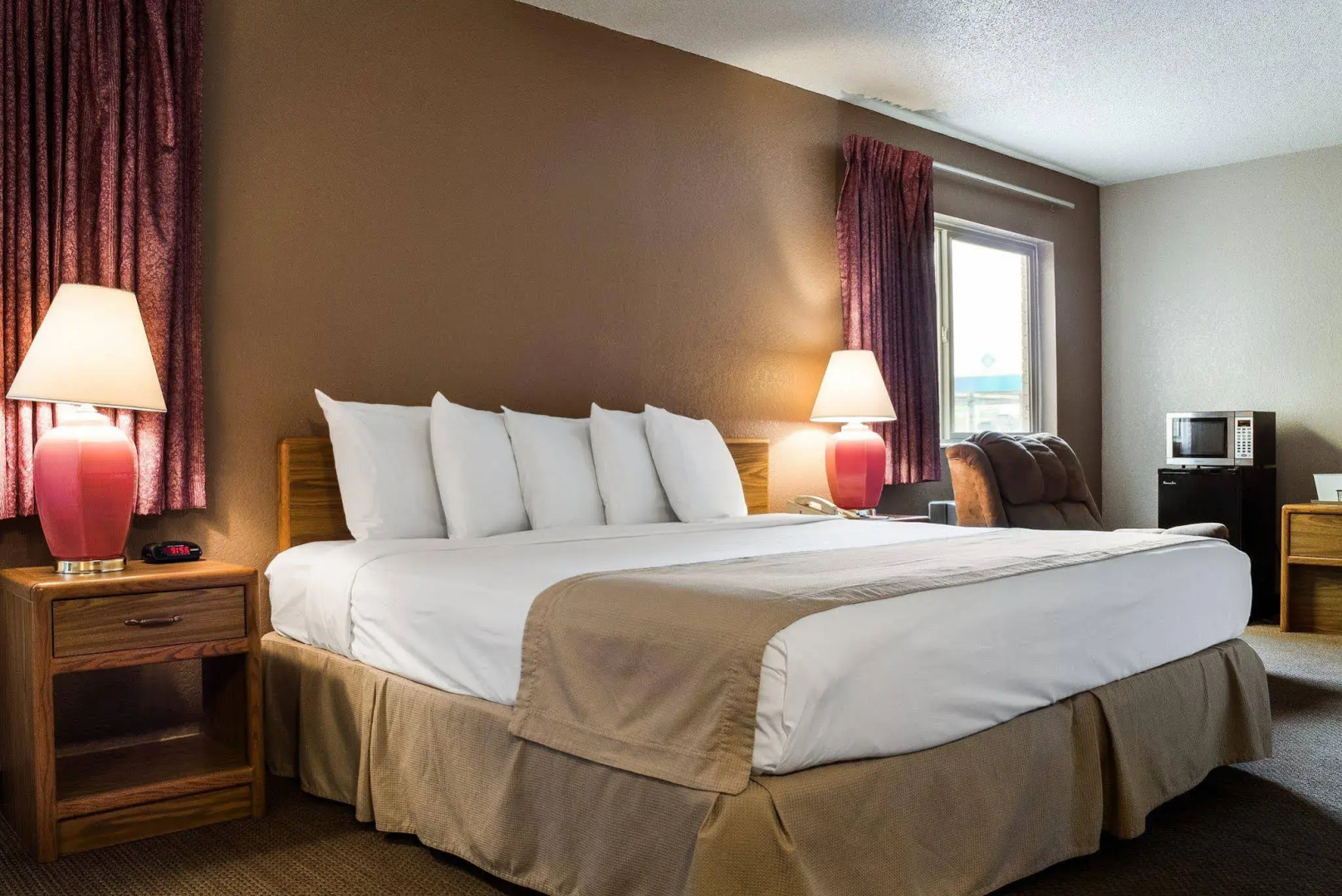 Bison Inn & Suites on University
