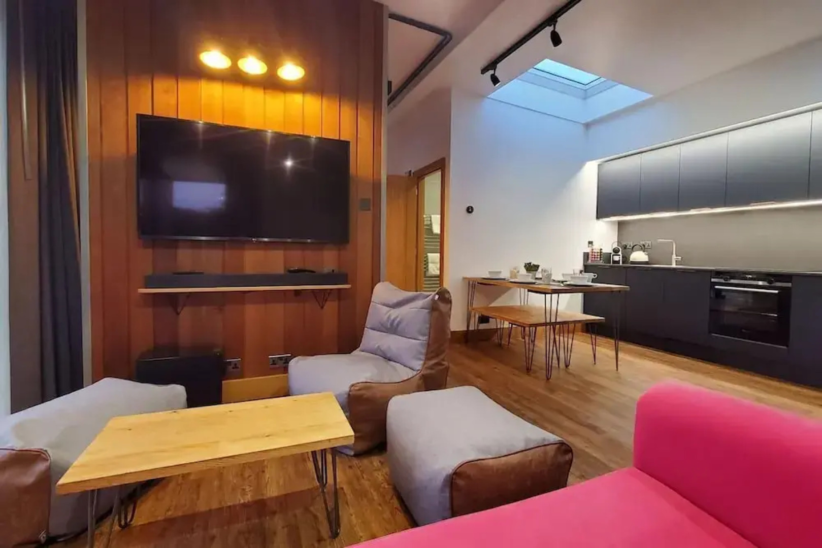 The Cedarwoods - Luxury Studio for 5!