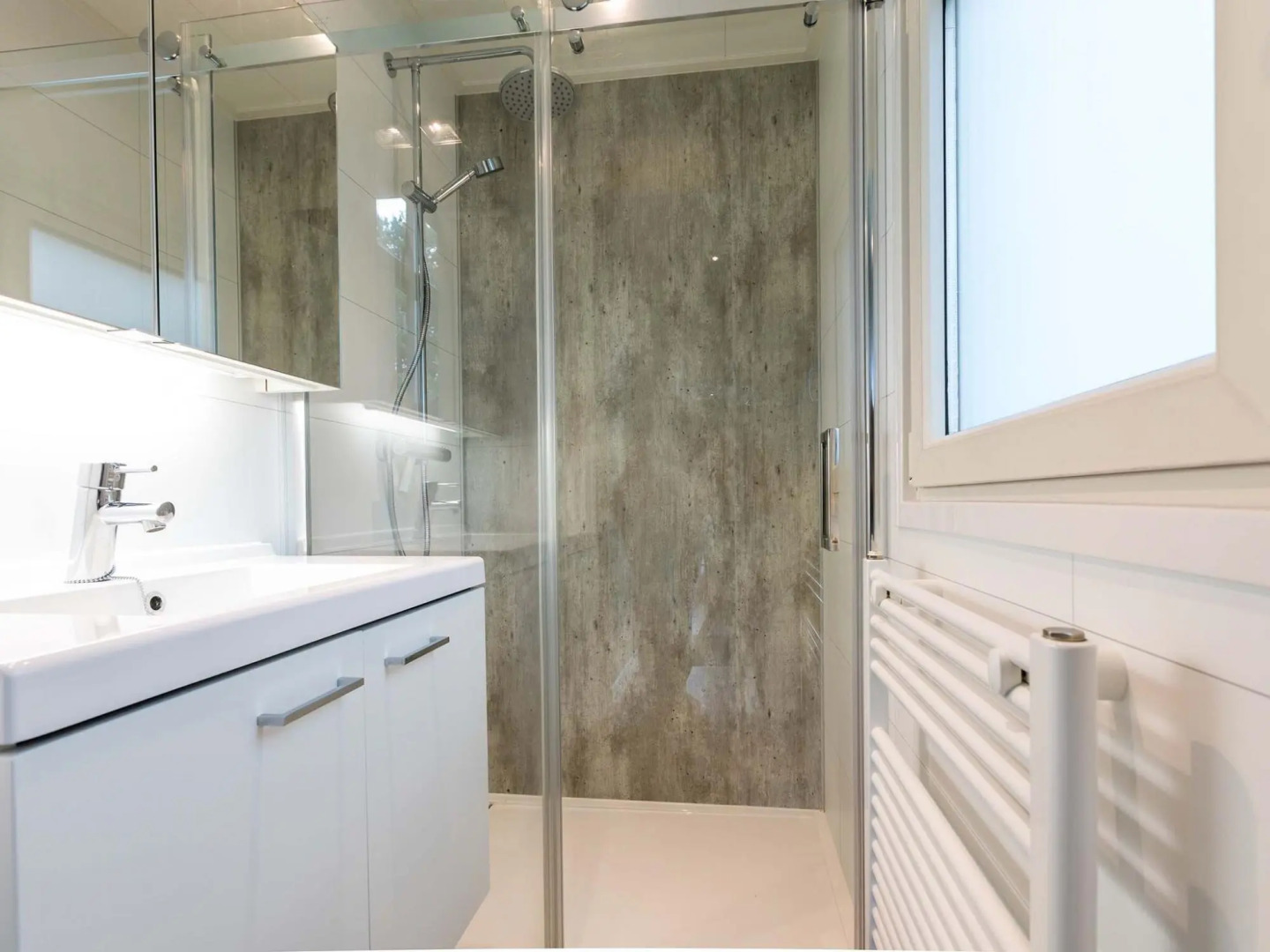 Modern chalet with outdoor sauna and spa, in a holiday park, near the Veluwe