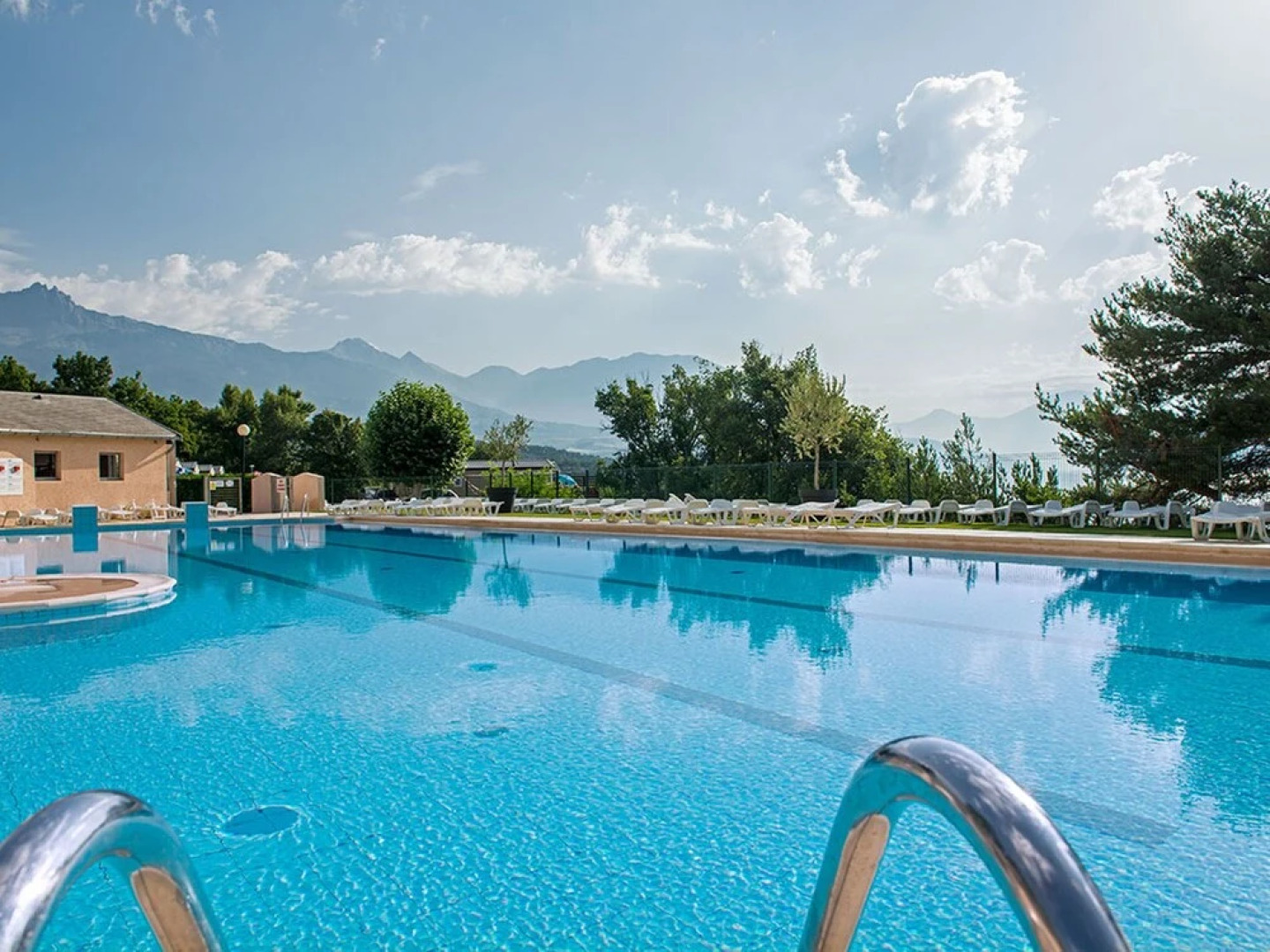 Wooden Chalet in the Cozy and Sporty and Beautifull Chorges