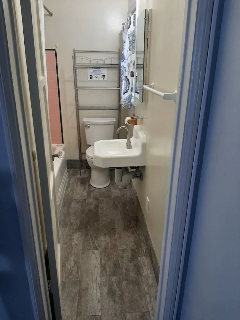 The New Star Motel with Studio-Kitchens: 1950s Extended-Stay Lodging and Retreat Center