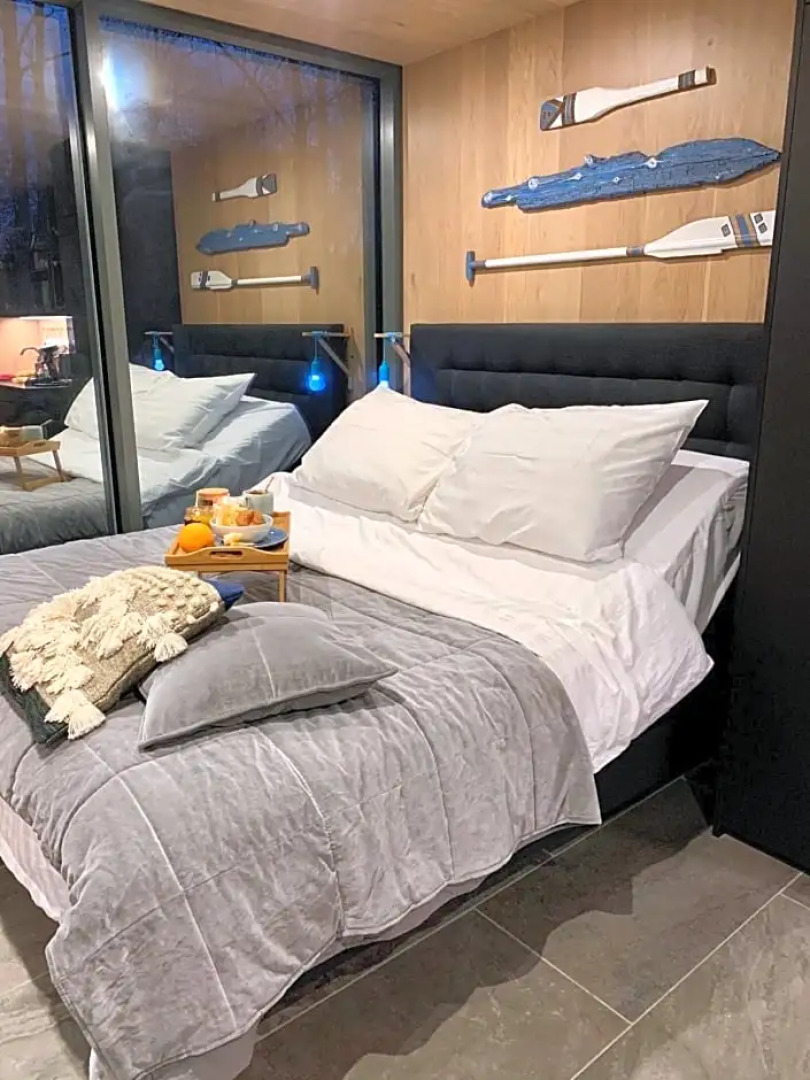 Riverbed inn ÖÖD mirror house and Iglucraft sauna by river