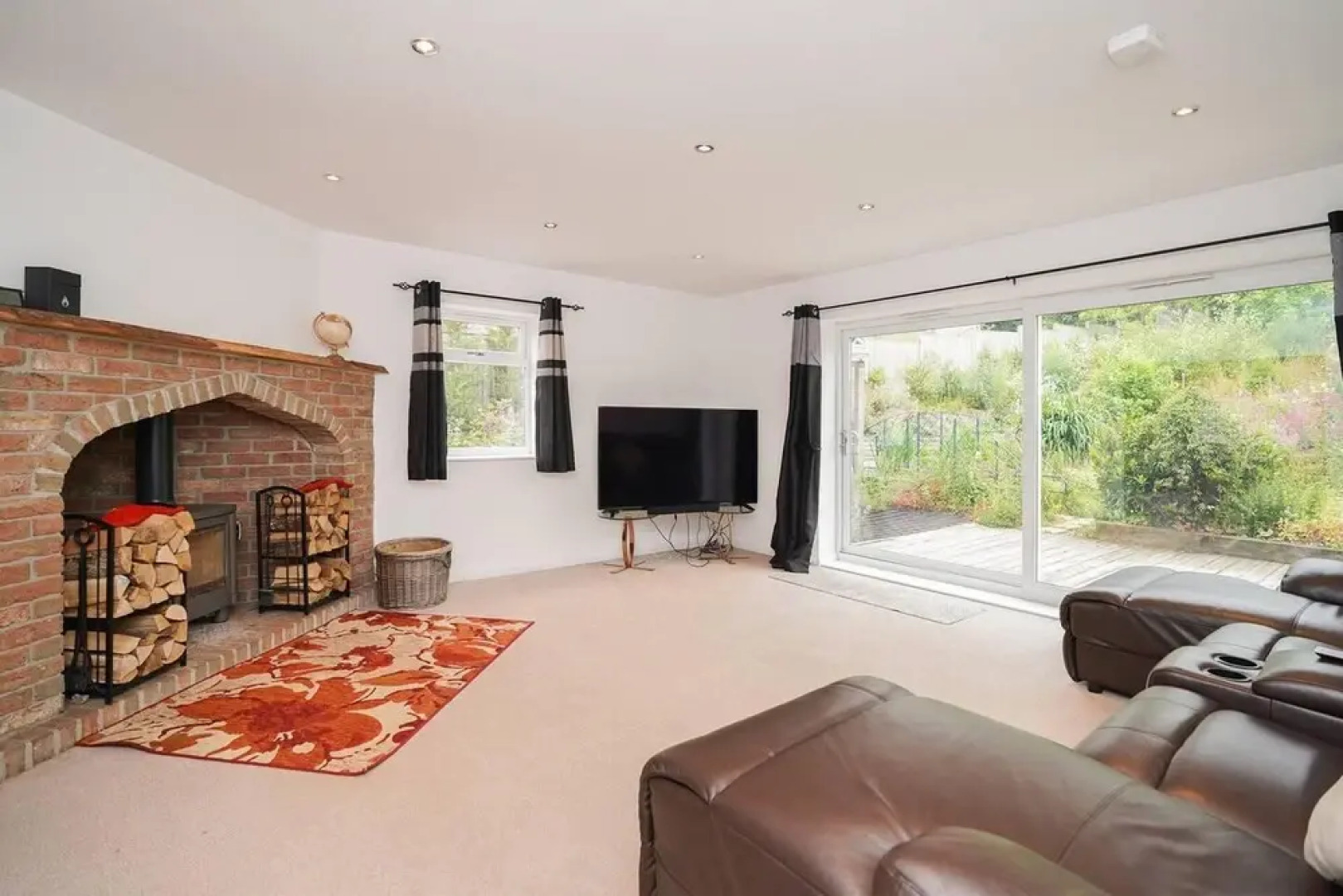 House With Hottub, Sauna & Pool Table