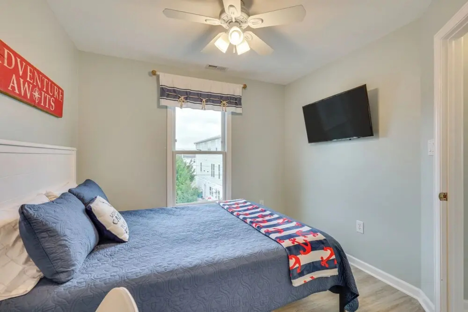 Walk to Shore: Multi-deck Townhome in Kure Beach!