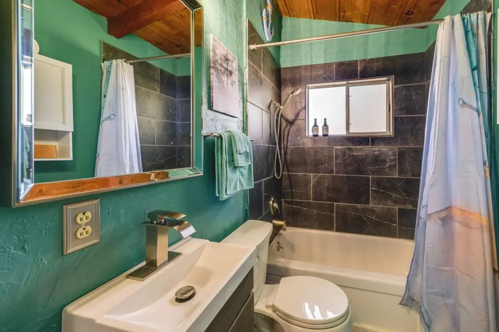 < 1 Mi to Water: Cozy Clearlake Cabin