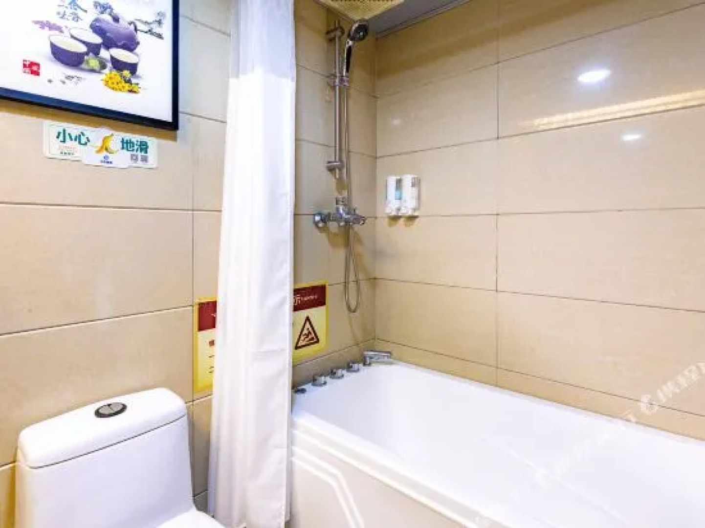 Four Seasons Hotel Wanyi (Renmin Avenue Wal-Mart)