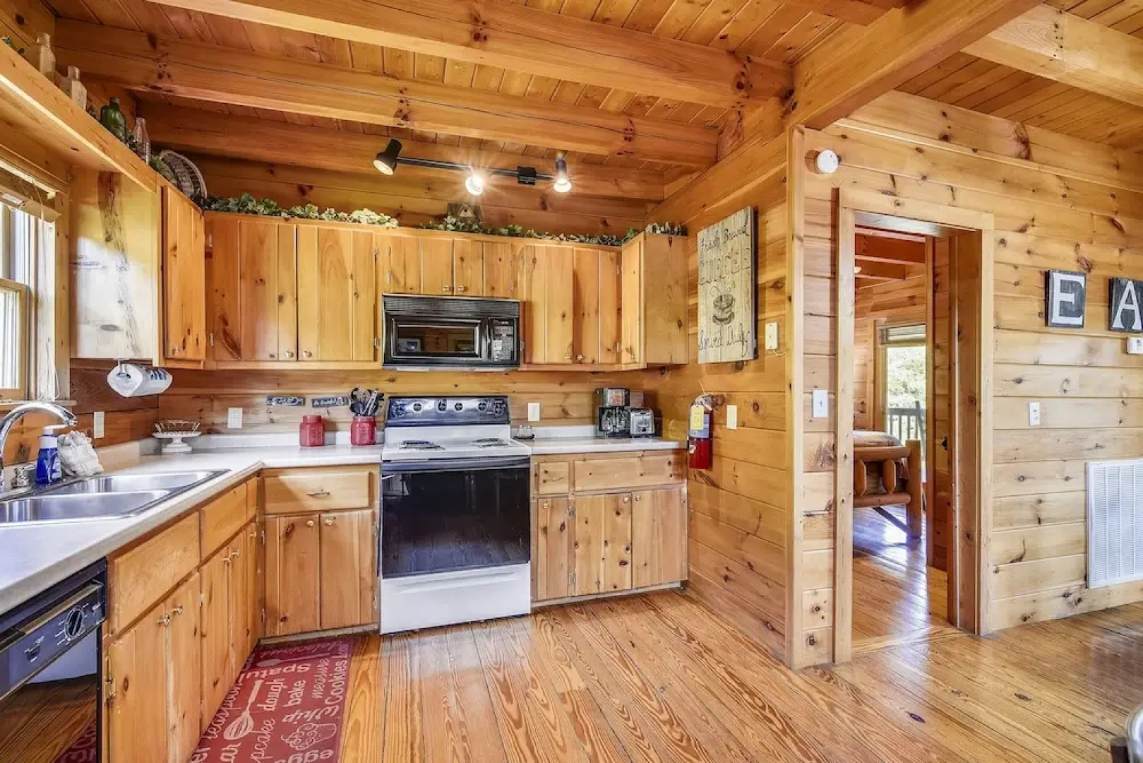 Mountain Serenity 2 Bedroom Cabin by RedAwning