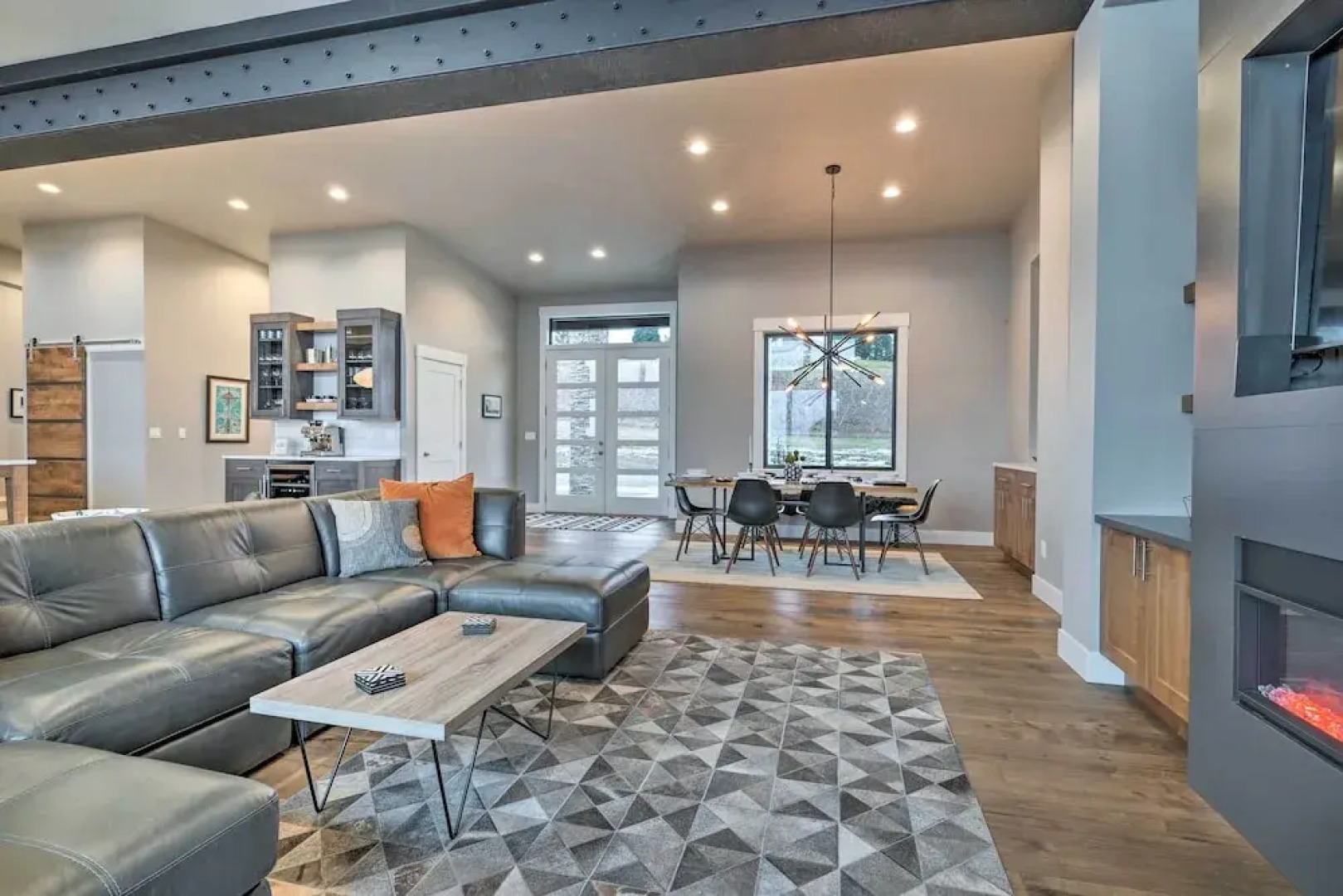 Lavish Lake Chelan Escape: Pool & Panoramic Views