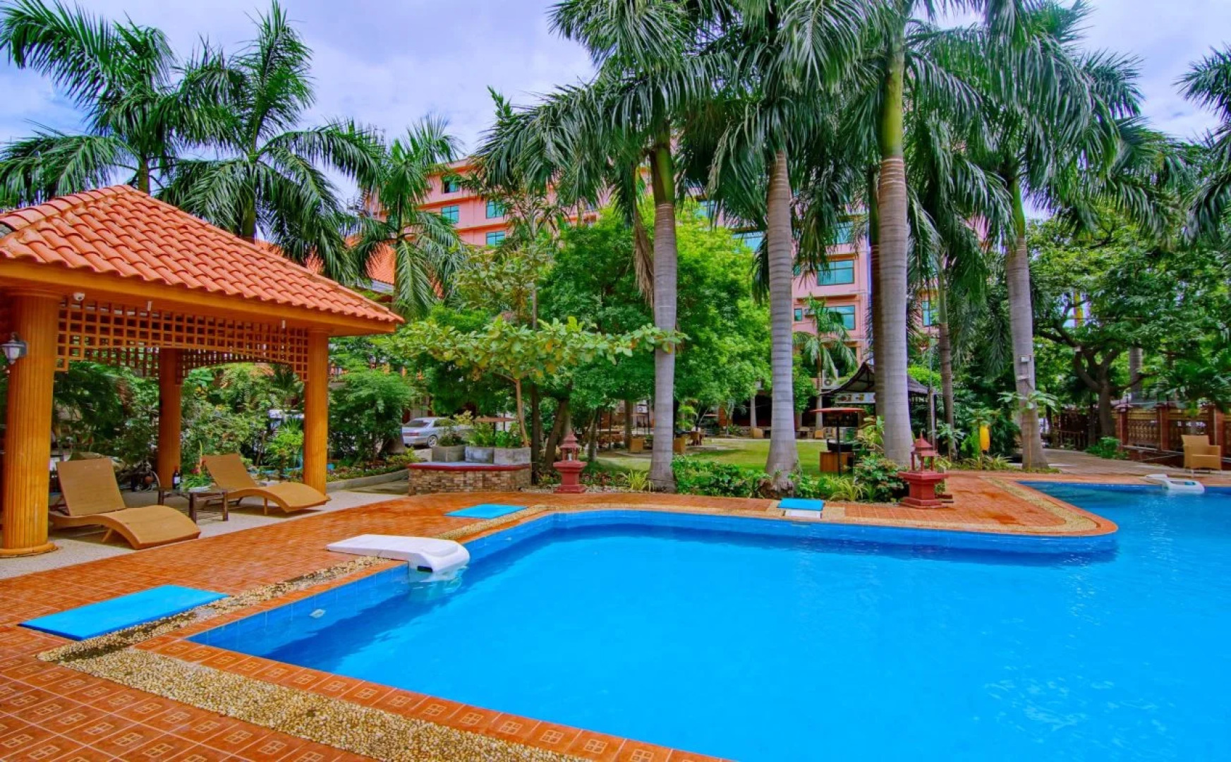 E-Outfitting Golden Country Hotel