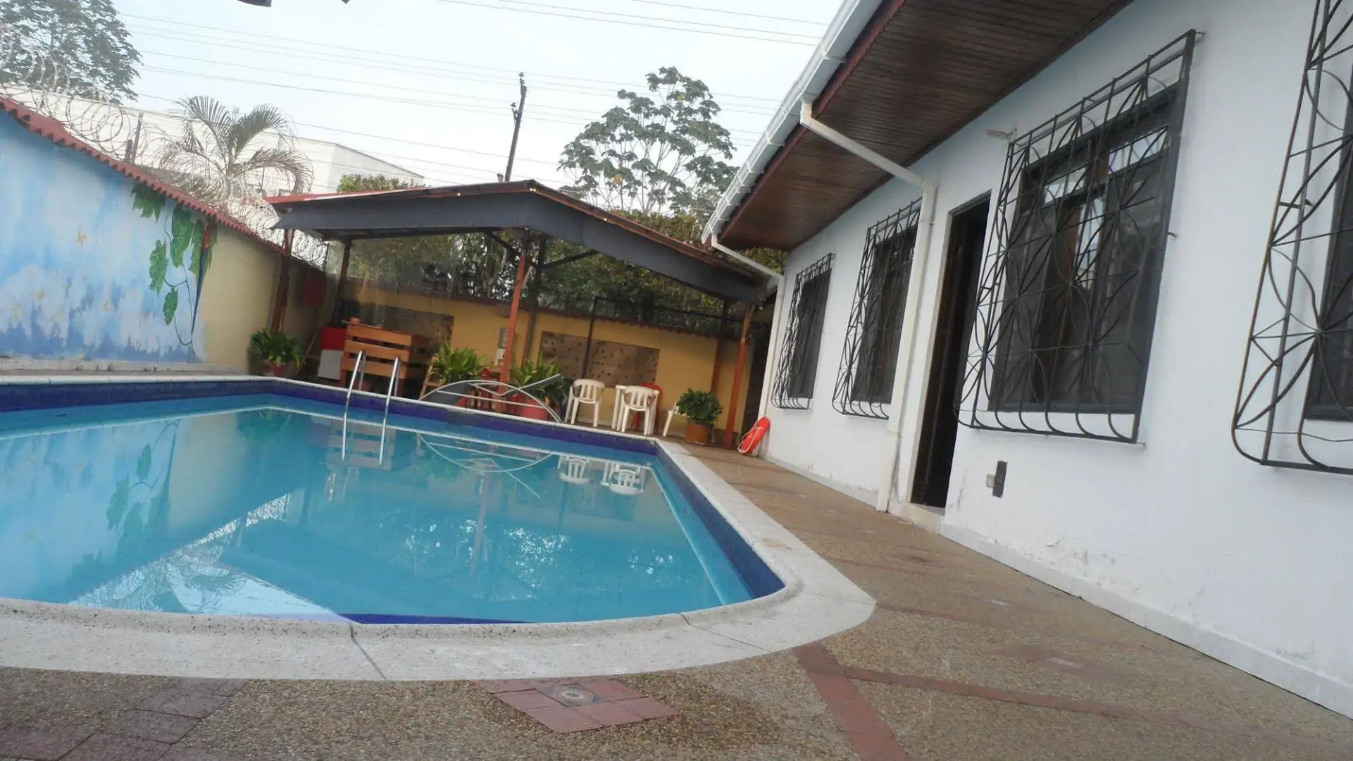 Leticias Guest House - Hostel