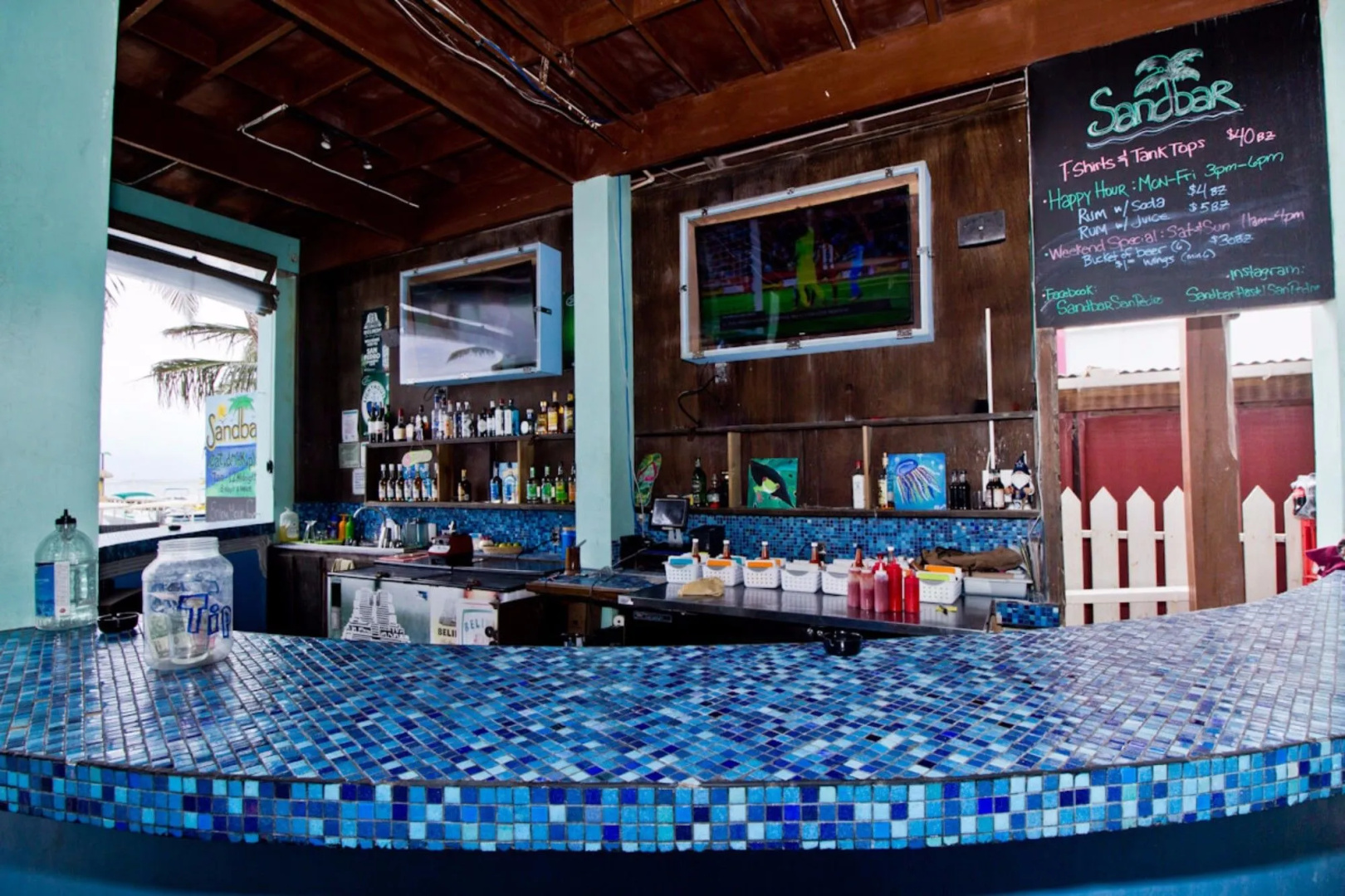 Sandbar Beachfront Hotel & Hostel