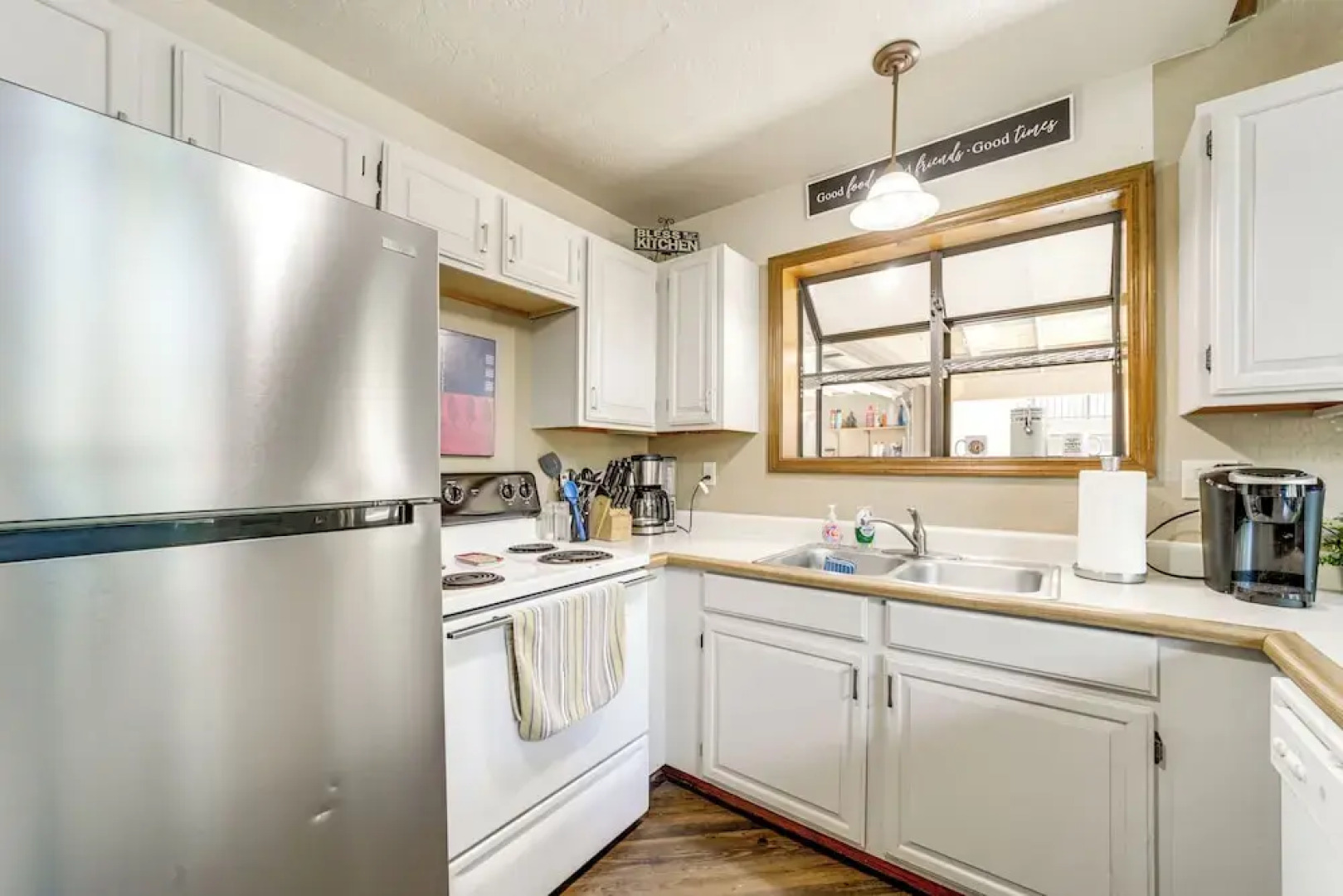 Fire Pit & Wraparound Porch: Munds Park Cabin!