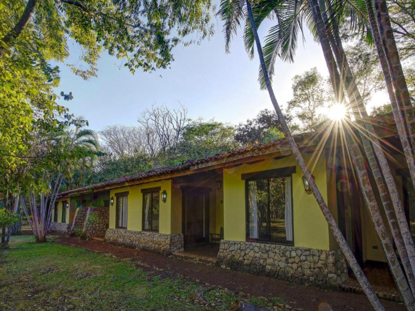 Hacienda La Pacífica Eco-Lodge