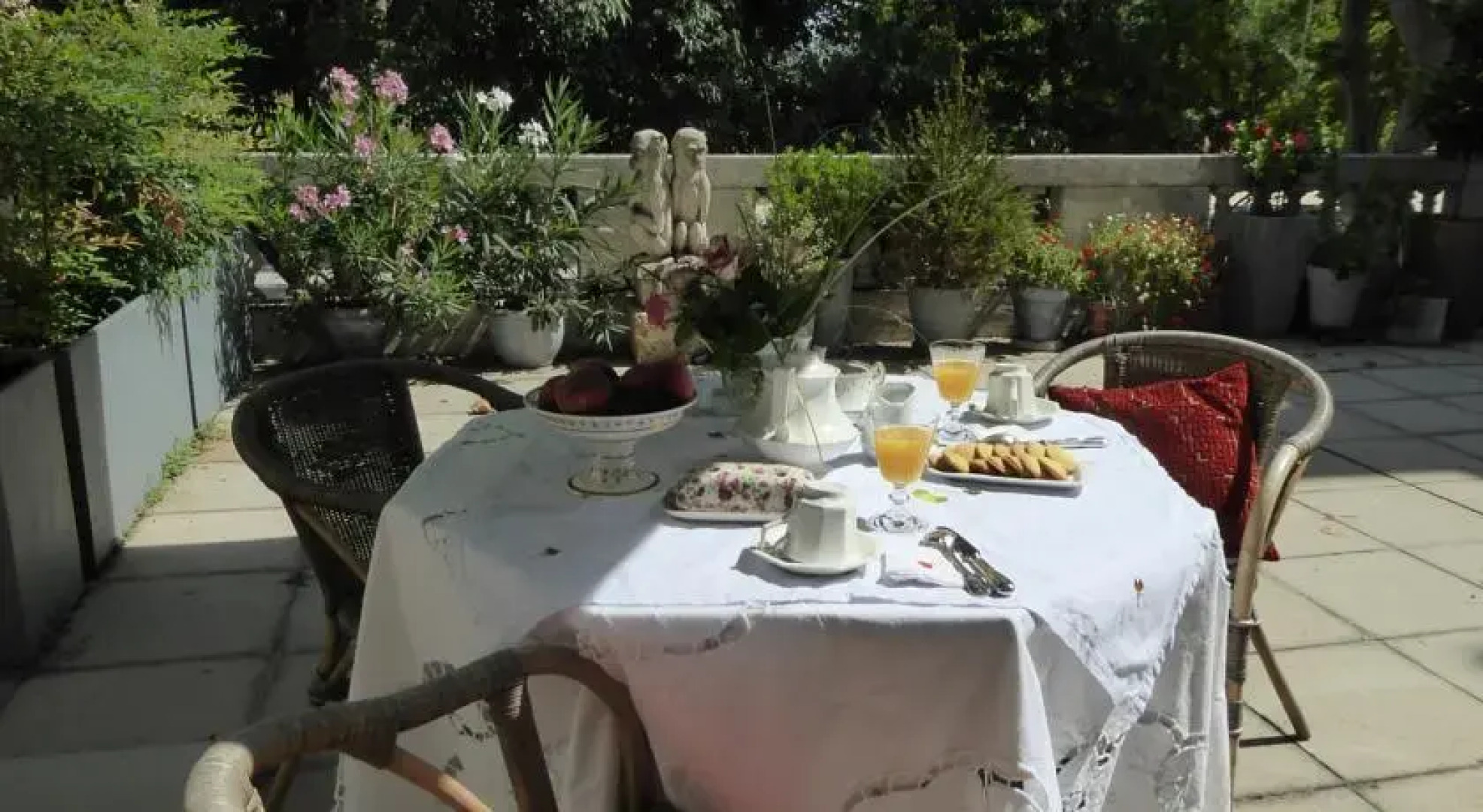 "A lombre des Arènes"