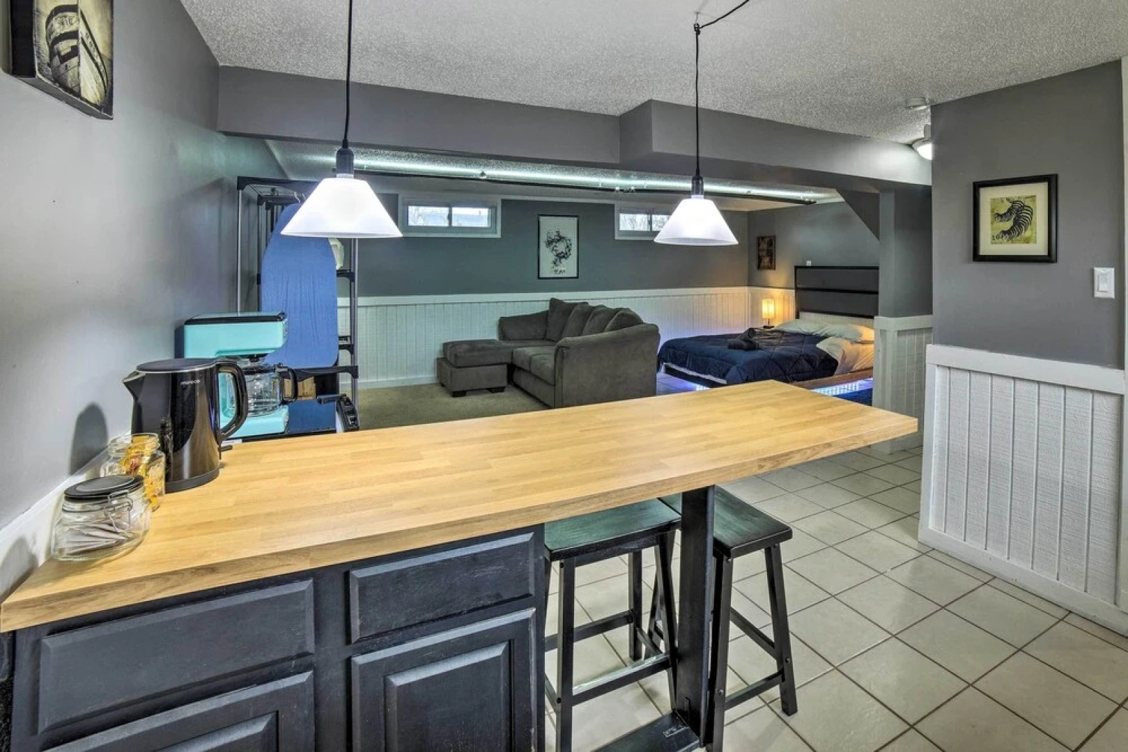 Portage Studio: 11 Miles to Indiana Dunes!