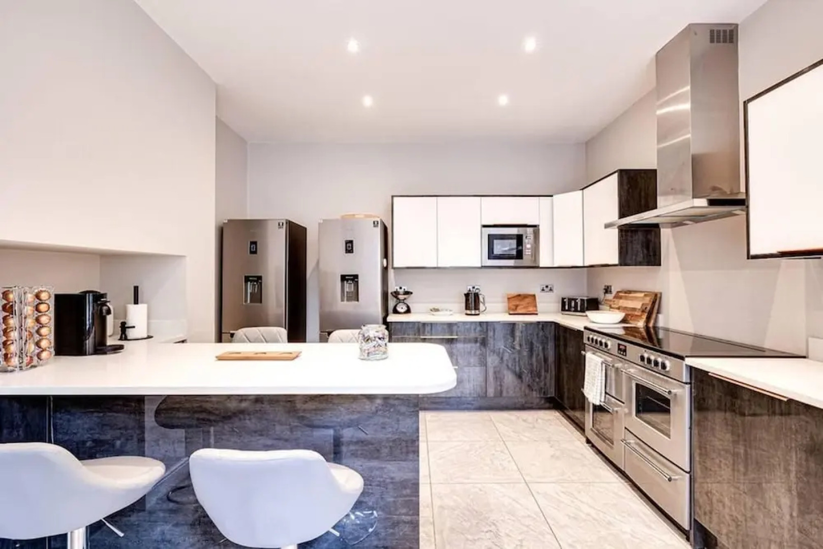 Delightful Holiday Home With sea Views and Hot Tub