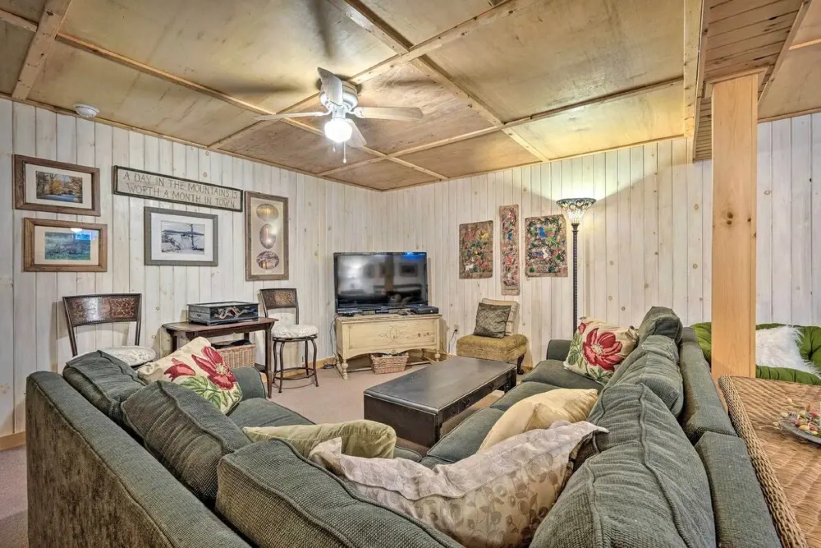 Game Room & Hot Tub: Pet-friendly Mount Snow Gem