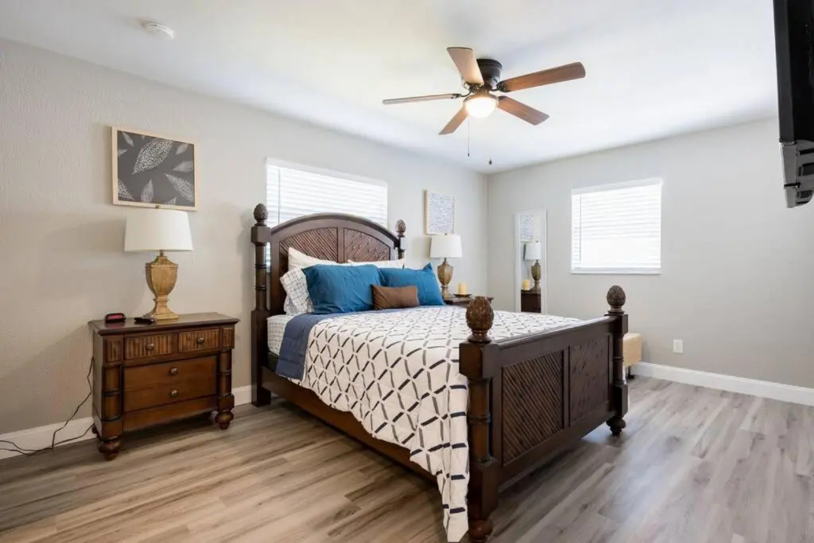 Elegant Heated Pool Home 12 minutes to the beaches of Anna Maria Island and IMG Academy