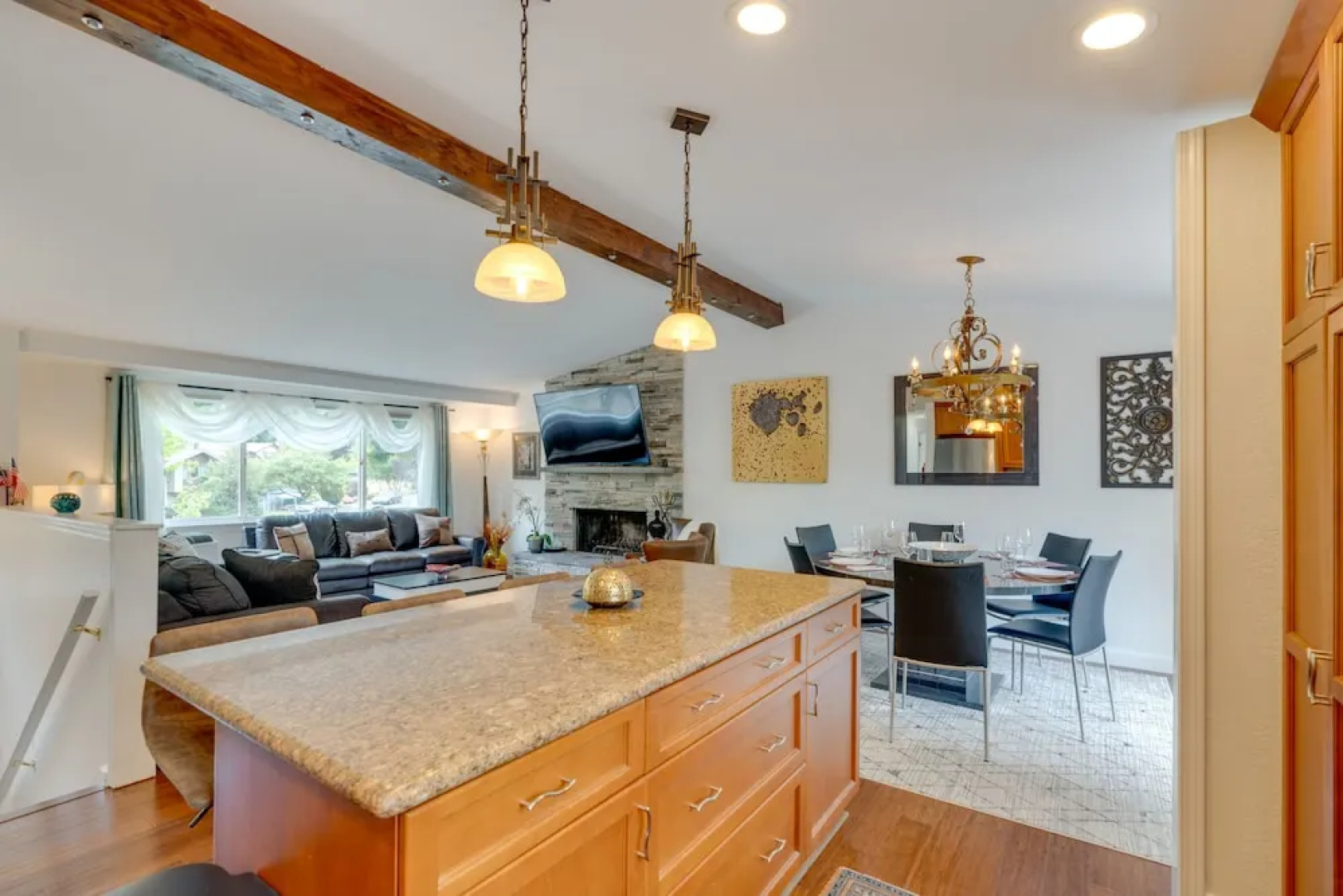 Kenmore Retreat w/ Shared Hot Tub - 1 Mi to Lake!