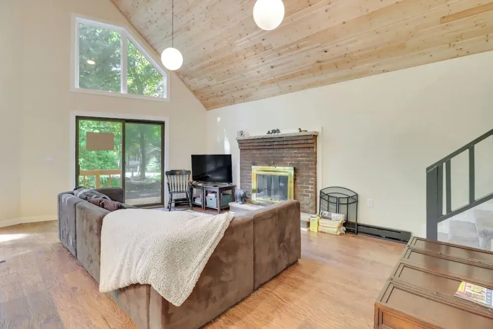 Community Beach Access: Modern Poconos Cabin!