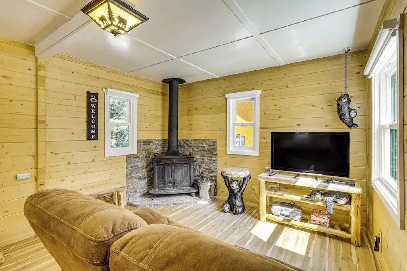 Walk to Water: Cozy Cabin in Green Valley Lake!