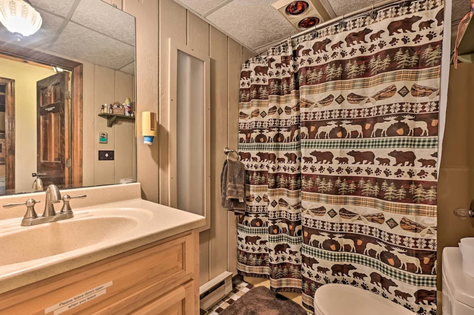 Swiss-style Chalet w/ Fireplace - Near Story Land!