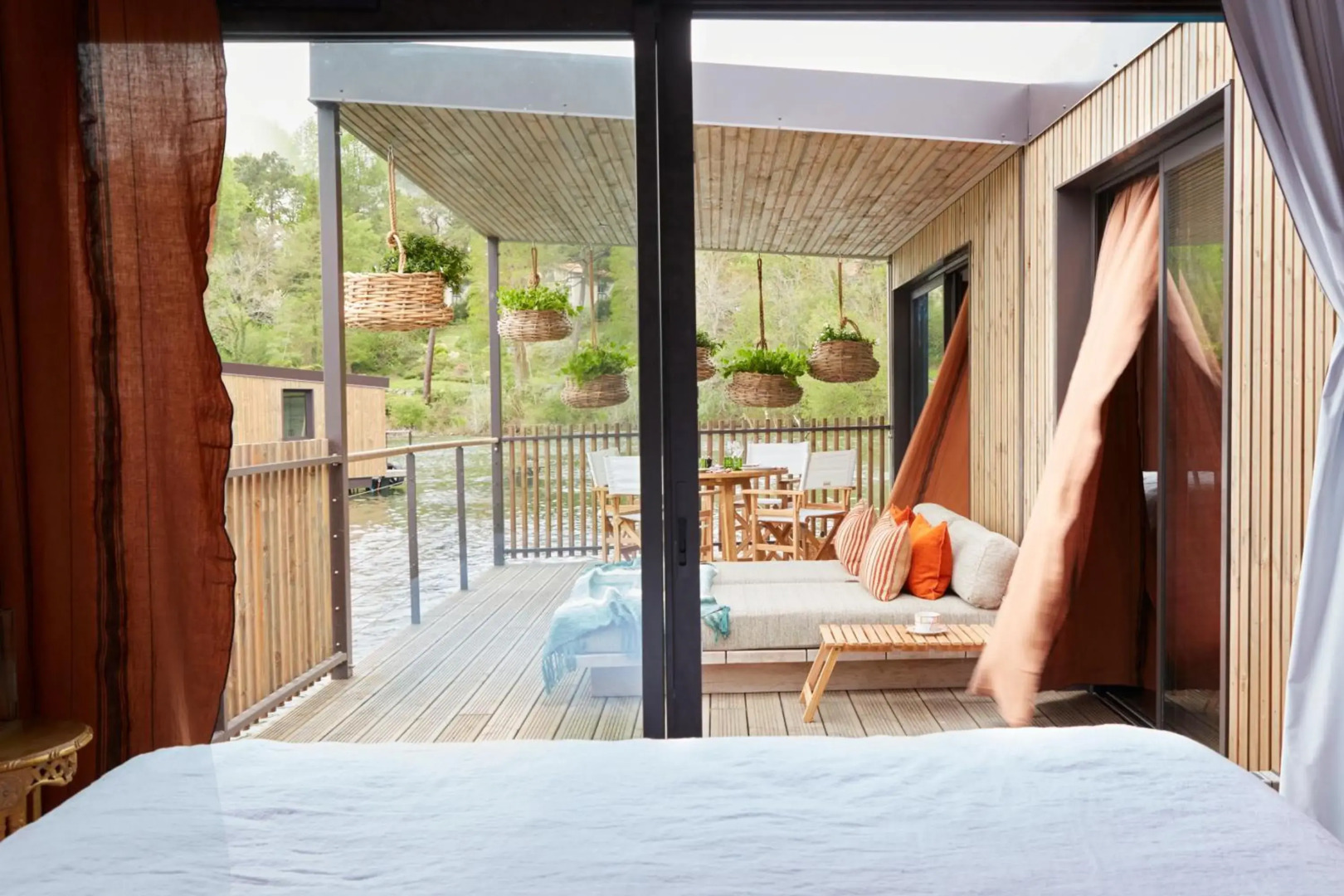 Brindos, Lac & Château