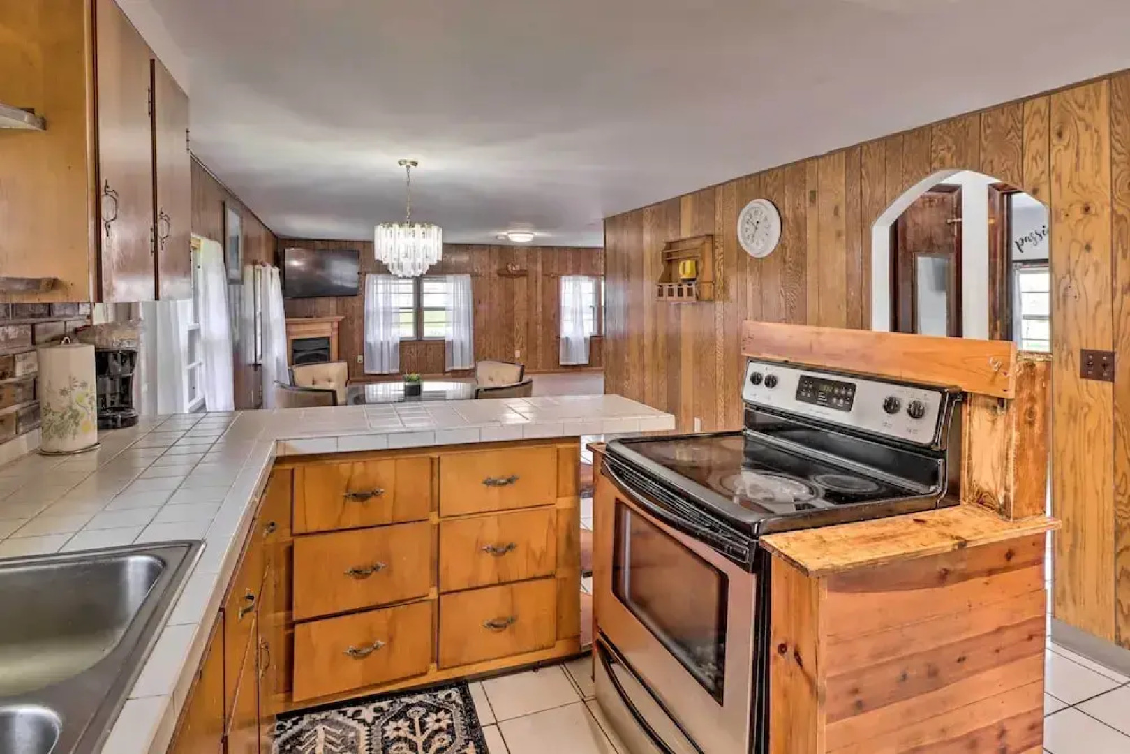 3 Mi to Lake: Spacious Tobyhanna Home & Guest Home