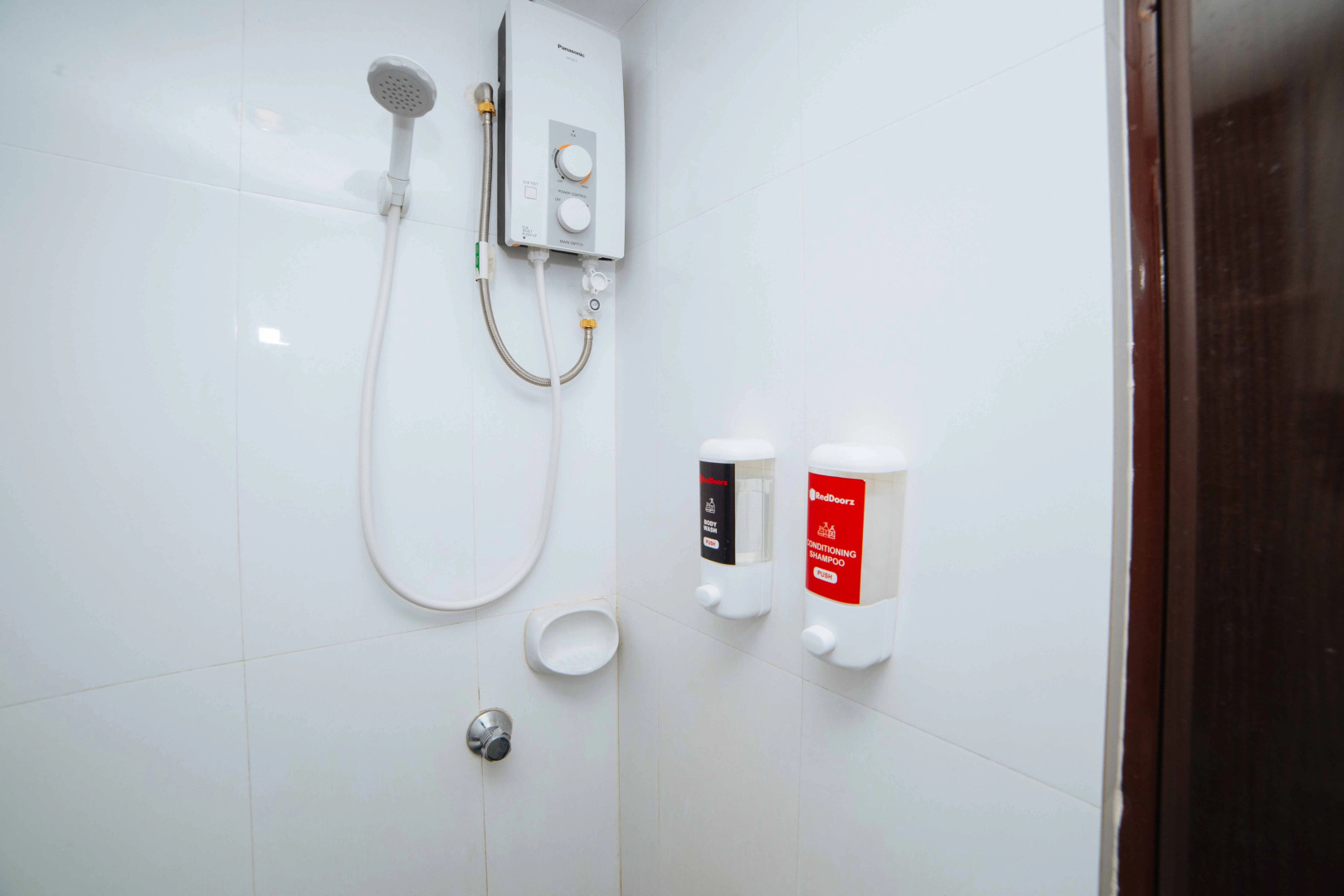 RedDoorz near Bambang Station