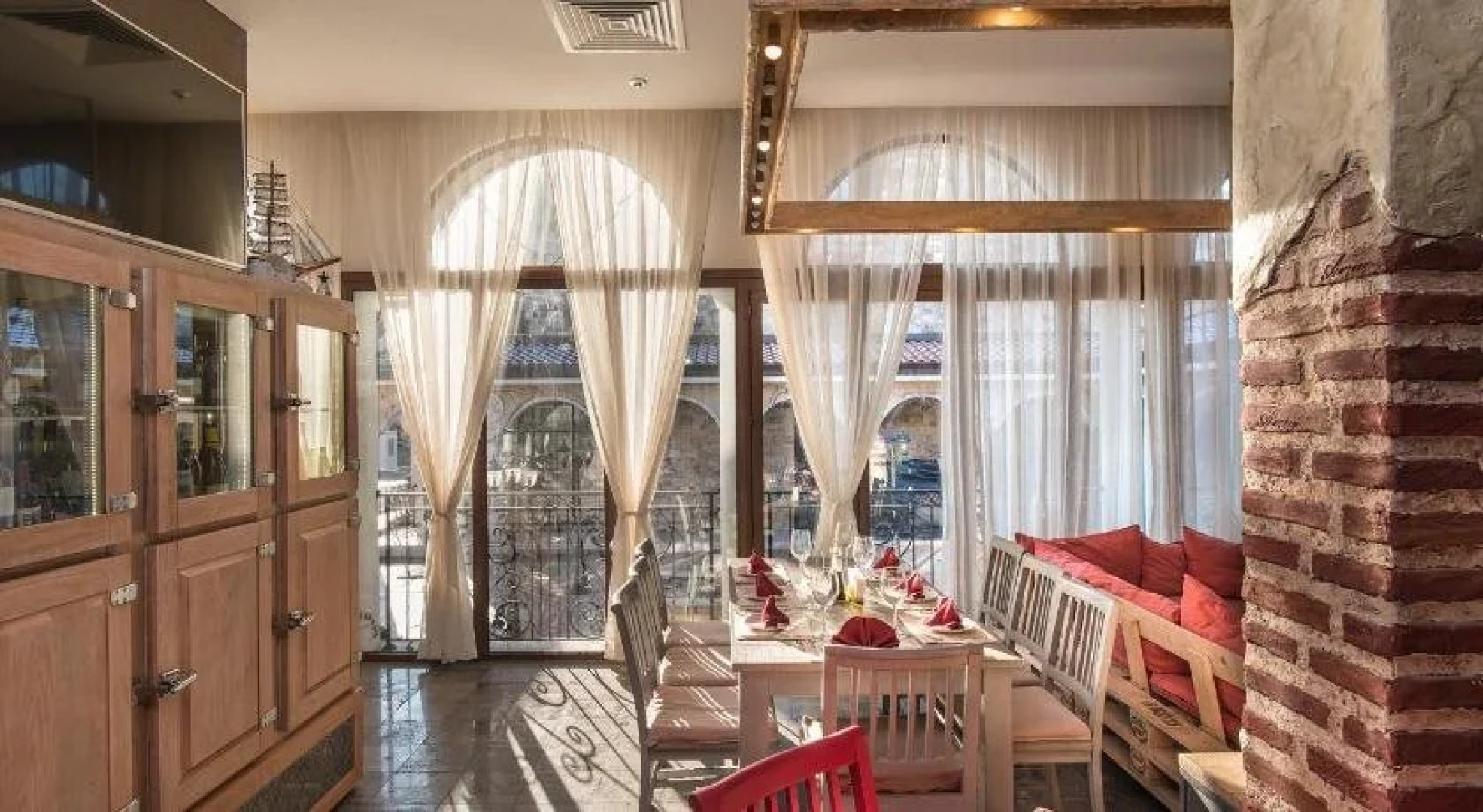 Esteban Apartcomplex